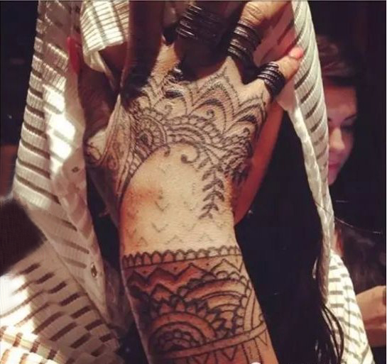 点击大图看下一张：蕾哈娜手上纹身  明星手上黑色的部落图腾纹身图片