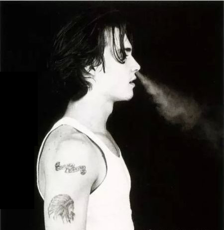 点击大图看下一张：美国纹身明星 Johnny Depp手臂上印第安人和英文纹身图片