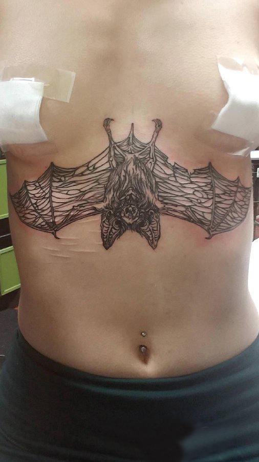 点击大图看下一张：女生胸下纹身 女生胸下黑色的蝙蝠纹身图片