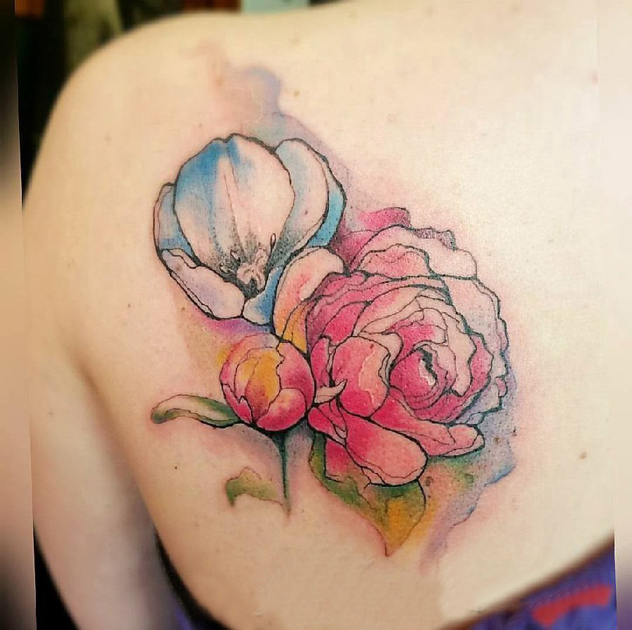 点击大图看下一张：泼墨纹身素材 女生后背上彩色的花朵纹身图片