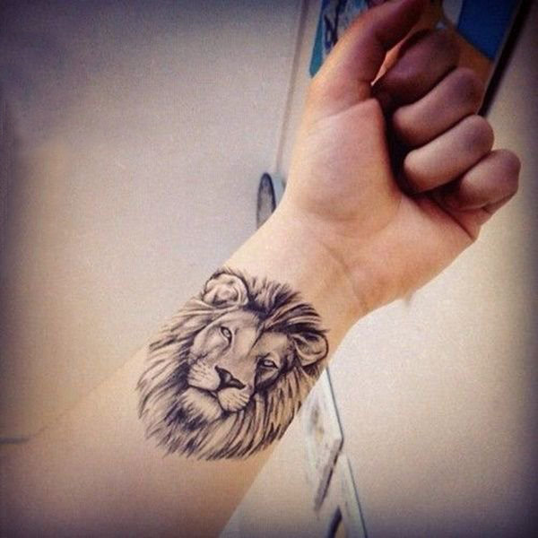 点击大图看下一张：狮子头纹身欧美 男生手腕上黑灰的狮子头纹身图片