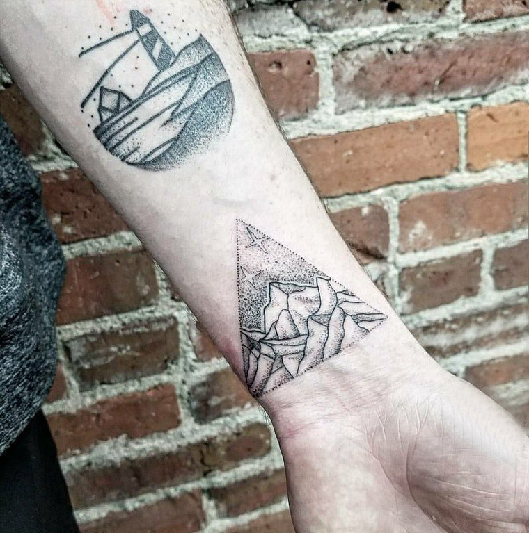 点击大图看下一张：纹身风景 男生手臂上帆船和山脉纹身图片