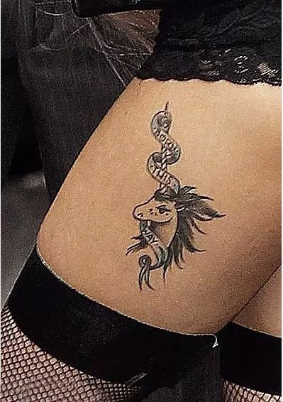 点击大图看下一张：lady gaga的纹身  明星大腿上黑灰色的独角兽纹身图片