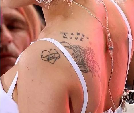 点击大图看下一张：lady gaga的纹身  明星肩部小雏菊和心形纹身图片