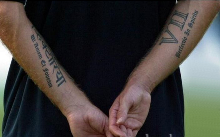 点击大图看下一张：贝克汉姆纹身图片   明星手臂上黑色的英文字母纹身图片