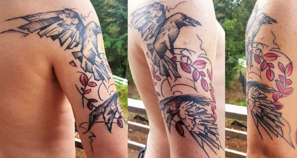 点击大图看下一张：大臂纹身图 男生大臂上植物和乌鸦纹身图片
