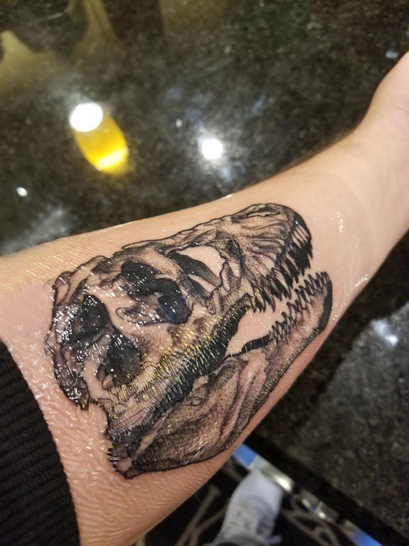 点击大图看下一张：骨头纹身图片  男生小臂上黑灰色的动物骨头纹身图片