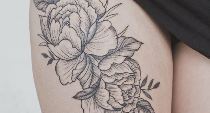 点击大图看下一张：花卉纹身图案  女生大腿上黑灰色的花卉纹身图片