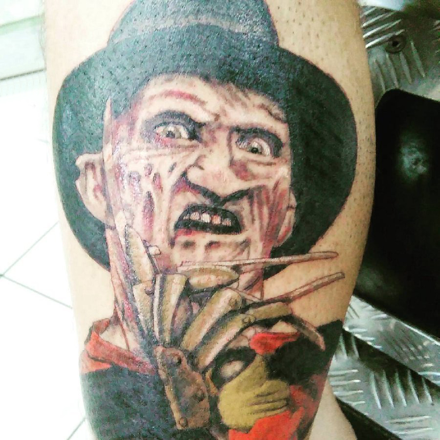 点击大图看下一张：恐怖纹身  男生小腿上彩绘的人物肖像纹身图片