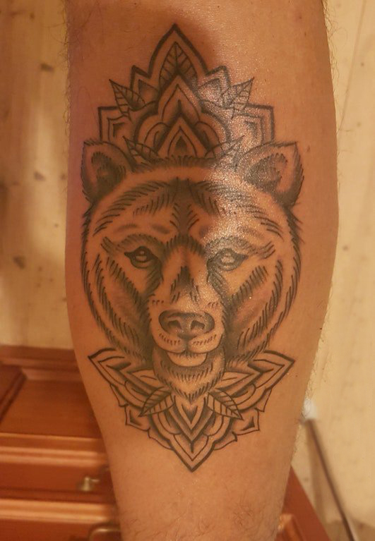 点击大图看下一张：狼头纹身图片 男生小腿上植物和狼头纹身图片