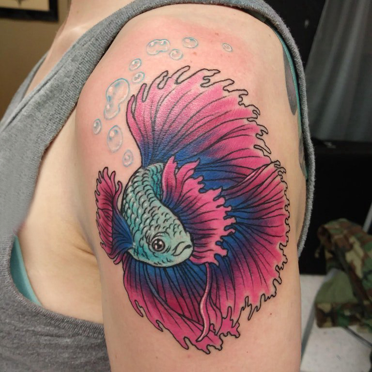 点击大图看下一张：纹身红鲤鱼 女生大臂上彩色的鱼纹身图片