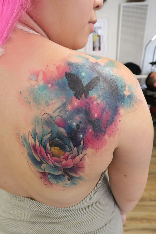 点击大图看下一张：纹身后背女 女生后背上蝴蝶和花朵纹身图片
