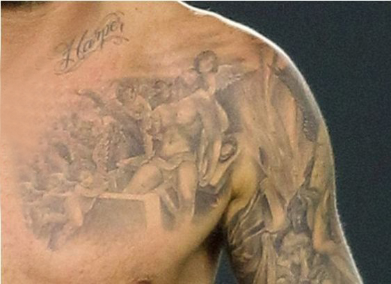 点击大图看下一张：纹身神话人物  贝克汉姆胸部黑灰色的神话人物纹身图片