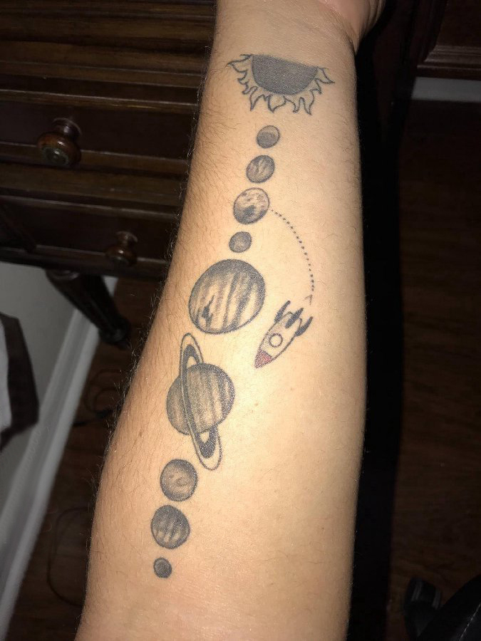 点击大图看下一张：纹身星球 女生手臂上火箭和星球纹身图片