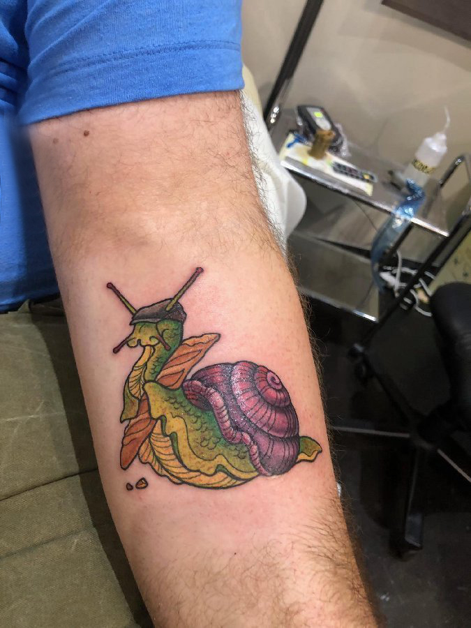点击大图看下一张：蜗牛纹身图案 男生手臂上彩色的蜗牛纹身图片