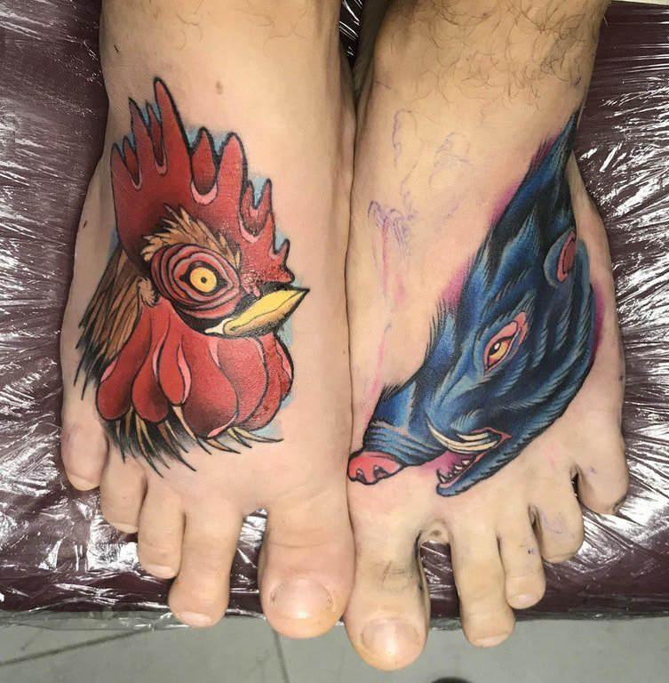 点击大图看下一张：百乐动物纹身  女生脚背上鸡和野猪纹身图片