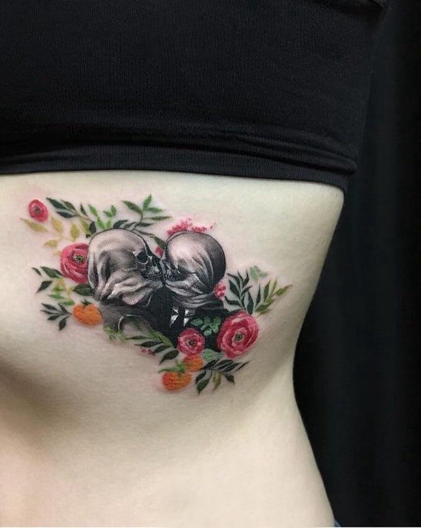 点击大图看下一张：侧腰纹身图 女生侧腰上花朵和情侣人物纹身图片