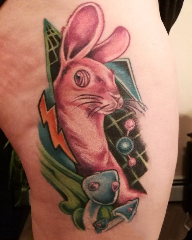 点击大图看下一张：垂耳兔子纹身 女生大腿上蘑菇和兔子纹身图片
