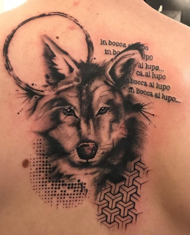 点击大图看下一张：滴血狼头纹身  男生后背上黑灰色的滴血狼头纹身图片