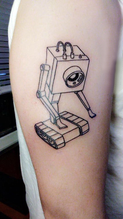 点击大图看下一张：几何元素纹身 男生大臂上黑色的机器人纹身图片