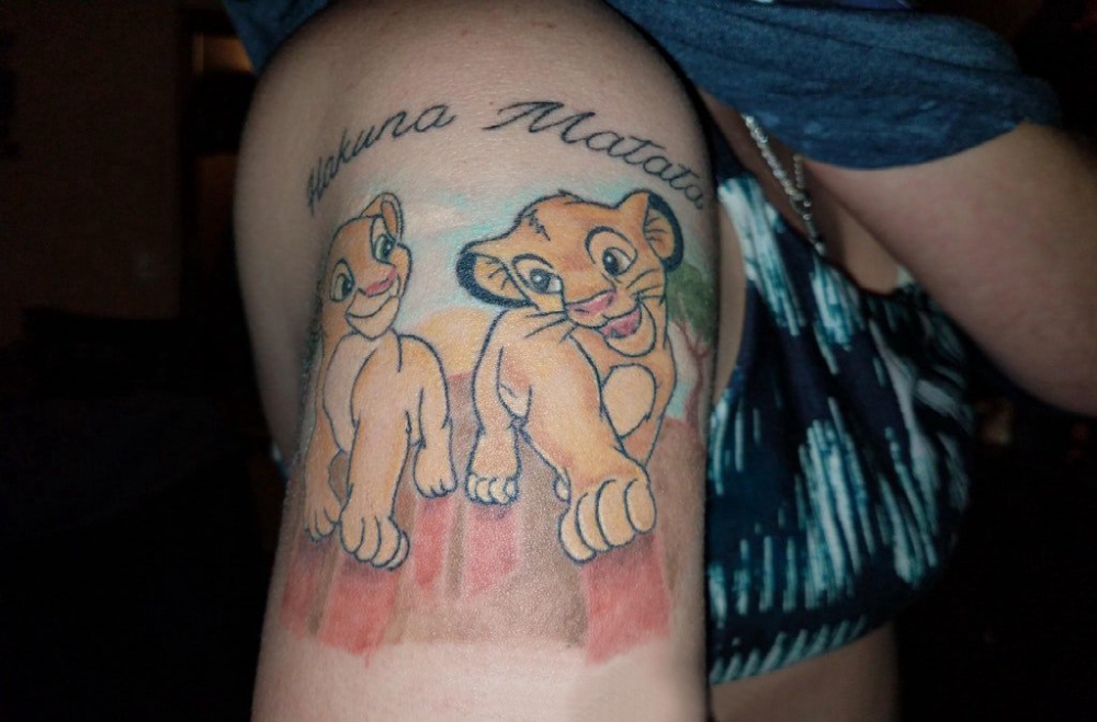 点击大图看下一张：卡通狮子纹身图案  女生小腿上彩绘的卡通狮子纹身图片