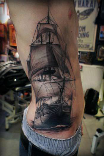 点击大图看下一张：纹身侧腰男 男生侧腰上黑色的帆船纹身图片