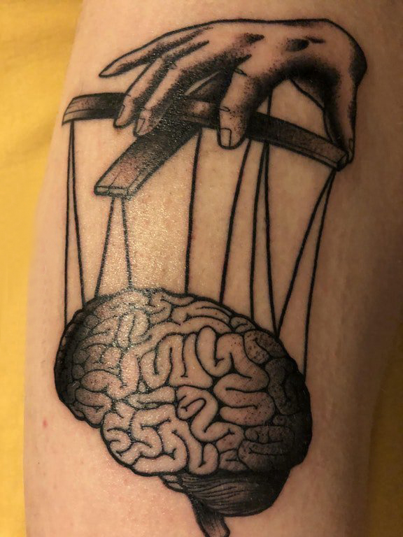 点击大图看下一张：纹身黑色 男生手臂上手掌和大脑纹身图片