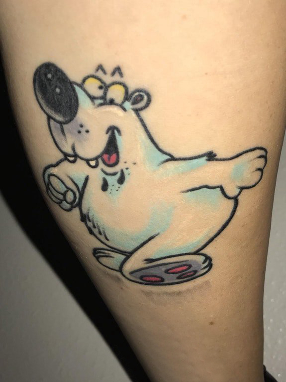 点击大图看下一张：纹身卡通 女生大腿上彩色的小白熊纹身图片