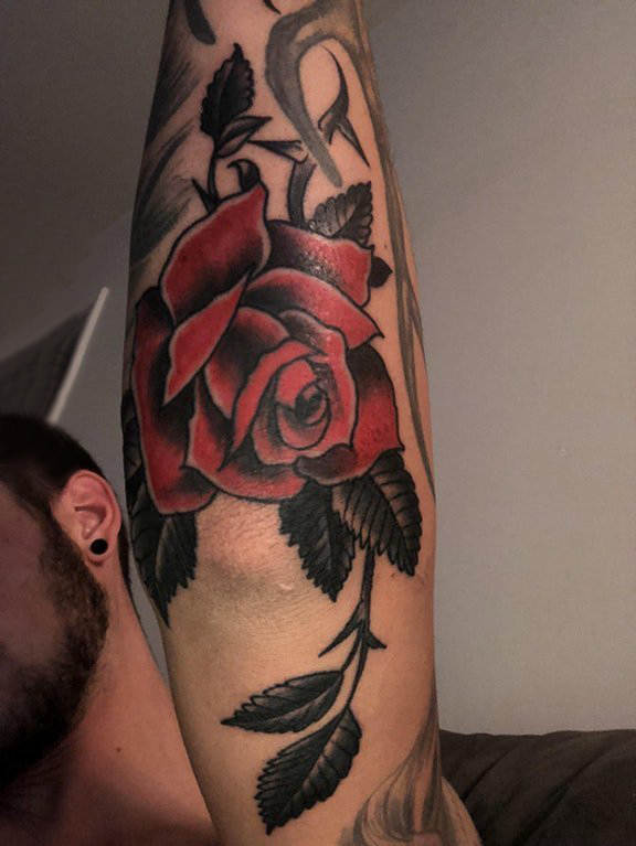 点击大图看下一张：纹身玫瑰花  男生手臂上彩绘的玫瑰花纹身图片