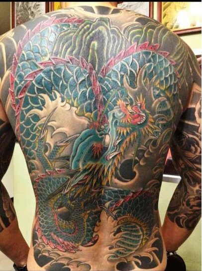 点击大图看下一张：中国纹身明星  王明阳背上彩绘的龙纹身图片