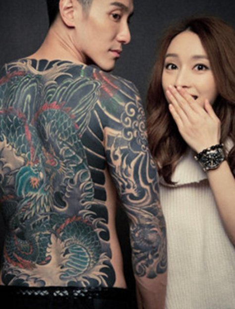 点击大图看下一张：中国纹身明星 王阳明满背彩绘的龙纹身图片