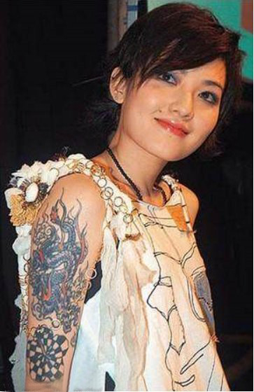 点击大图看下一张：范晓萱的纹身   明星的彩绘的龙纹身图片
