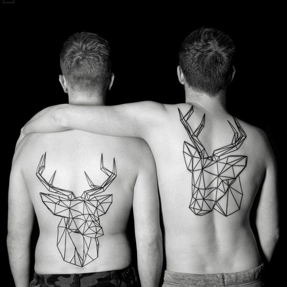 点击大图看下一张：几何动物纹身 男生后背上黑色的鹿纹身图片