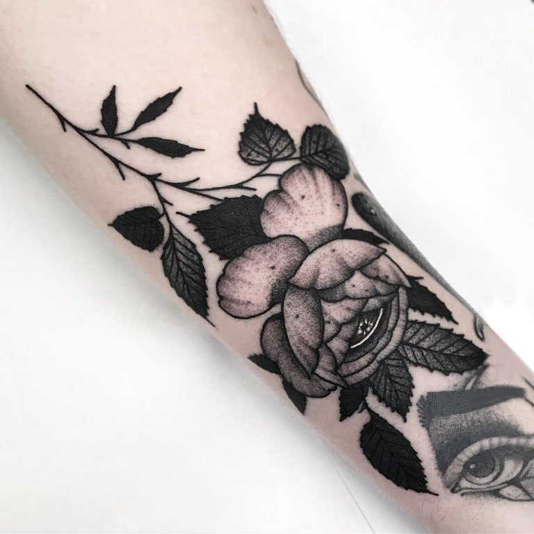 点击大图看下一张：玫瑰纹身图 女生手臂上黑色的玫瑰纹身图片