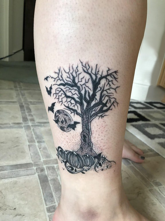点击大图看下一张：欧美小腿纹身 女生小腿上南瓜和大树纹身图片