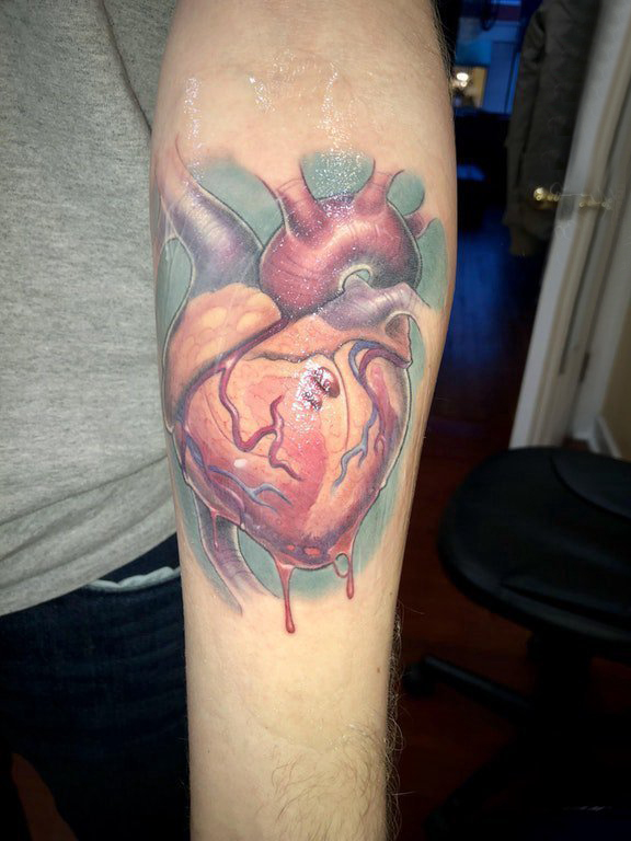 点击大图看下一张：手臂纹身素材 男生手臂上鲜活的心脏纹身图片