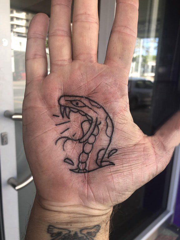 点击大图看下一张：手掌小纹身 男生手掌上黑色的蛇纹身图片