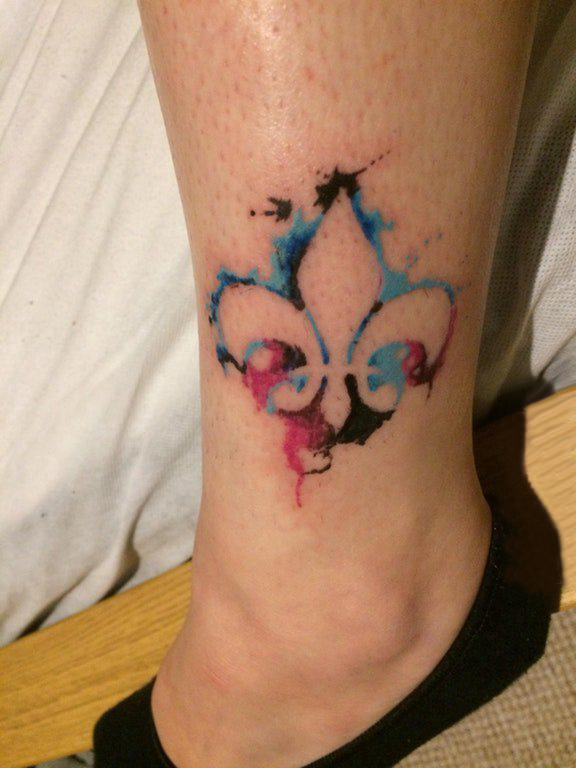 点击大图看下一张：水彩泼墨纹身  女生小腿上创意的水彩泼墨纹身图片