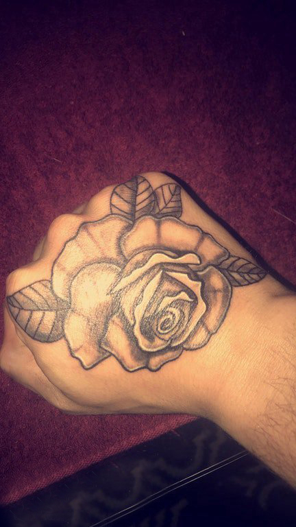 点击大图看下一张：纹身玫瑰花  男生手背上黑灰色的玫瑰花纹身图片