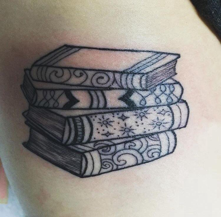 点击大图看下一张：纹身书籍 女生大腿上黑色的书籍纹身图片
