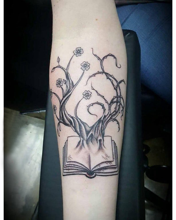 点击大图看下一张：纹身书籍 女生手臂上生命树和书籍纹身图片