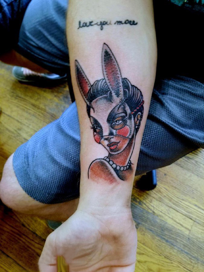 点击大图看下一张：纹身小臂  男生小臂上兔子面具和人物纹身图片