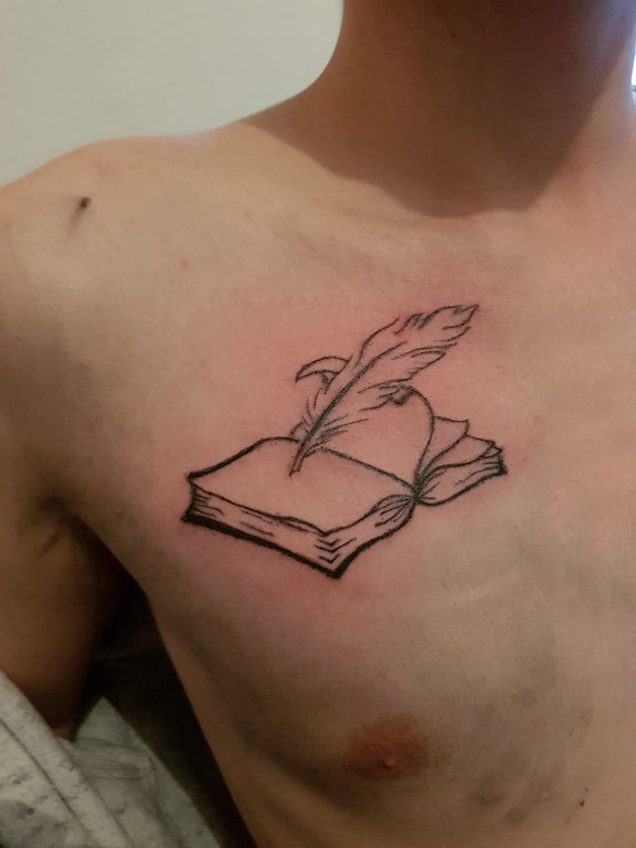 点击大图看下一张：纹身胸部男 男生胸部羽毛笔和书籍纹身图片