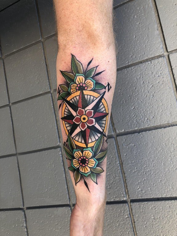 点击大图看下一张：纹身指南针 男生手臂上花朵和指南针纹身图片