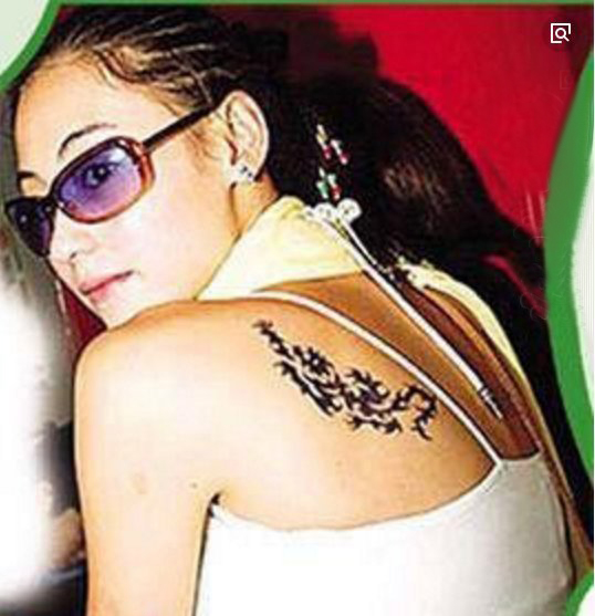 点击大图看下一张：张柏芝的纹身 明星后背上黑色的龙纹身图片