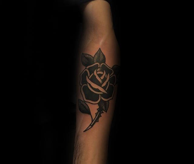 点击大图看下一张：黑玫瑰纹身图案  沉闷却不失美丽的黑玫瑰纹身图案