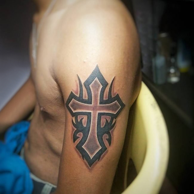 点击大图看下一张：纹身小十字架  象征着信仰的十字架纹身图案