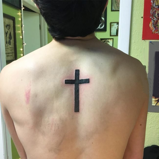 点击大图看下一张：纹身小十字架  象征着信仰的十字架纹身图案