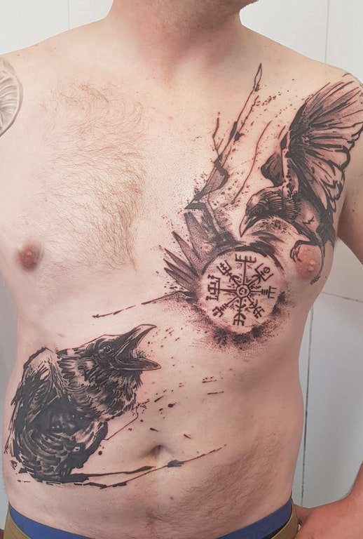 点击大图看下一张：百乐动物纹身 男生胸部黑色的乌鸦纹身图片