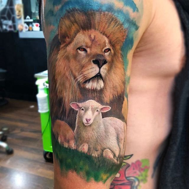 点击大图看下一张：大臂纹身图 男生大臂上羊和狮子纹身图片